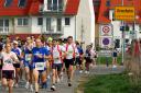 Läufergruppe beim Stadtschild Griesheim (37. Griesheimer Merck-Straßenlauf)
